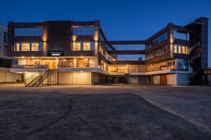 Un edificio de varios pisos con un letrero que dice 'Townhouse'.