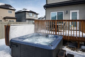 Terrace/patio - Family Retreat| King Beds| AC| Sleeps 8 (EDMONTON)