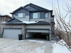 Exterior - Family Retreat| King Beds| AC| Sleeps 8 (EDMONTON)