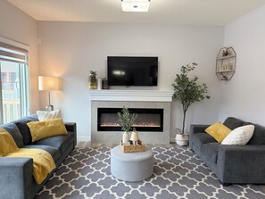 Smart TV, fireplace - Family Retreat| King Beds| AC| Sleeps 8 (EDMONTON)
