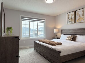 3 bedrooms, iron/ironing board, free WiFi, bed sheets - Family Retreat| King Beds| AC| Sleeps 8 (EDMONTON)