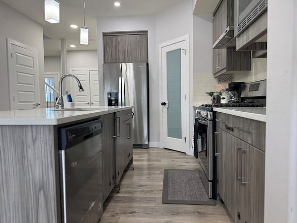 Fridge, microwave, oven, stovetop - Family Retreat| King Beds| AC| Sleeps 8 (EDMONTON)