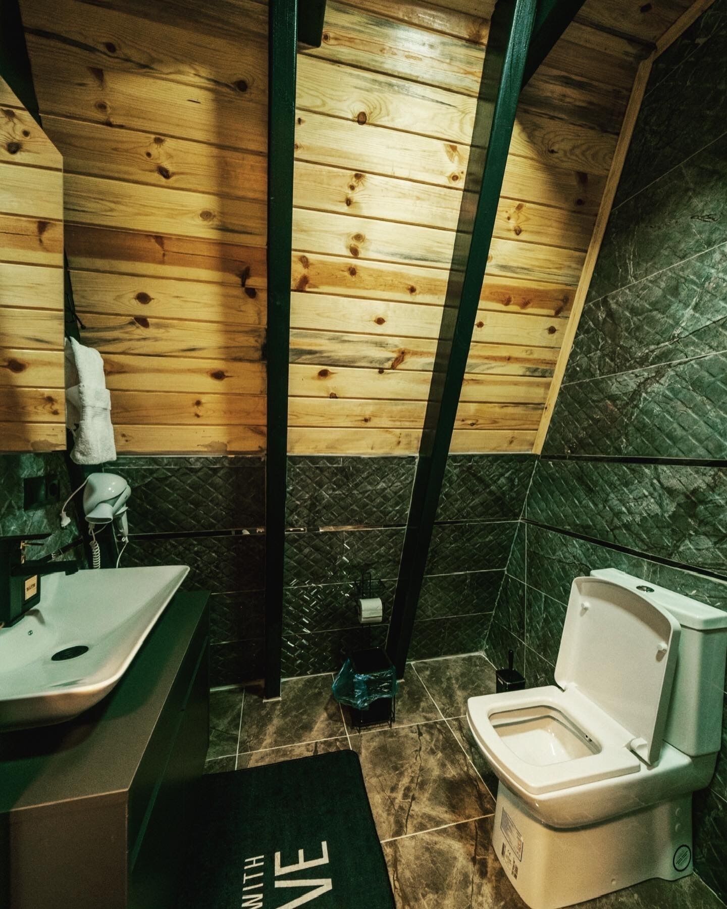 Premium Bungalow | Bathroom | Combined shower/tub, towels, soap, shampoo