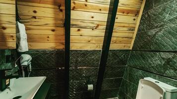 Premium Bungalow | Bathroom | Combined shower/tub, towels, soap, shampoo
