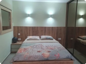 1 dormitorio, tabla de planchar con plancha, wifi y ropa de cama