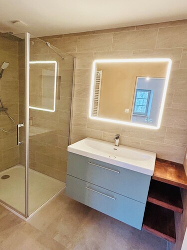Luxury apartment with parking, river and forest views, 5 min. from the center!