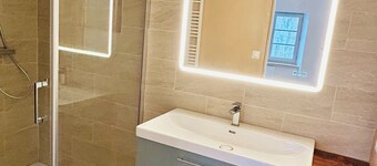 Luxury apartment with parking, river and forest views, 5 min. from the center!