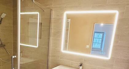 Luxury apartment with parking, river and forest views, 5 min. from the center!