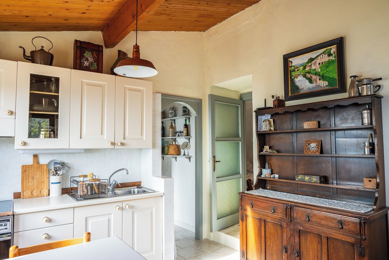 Réfrigérateur, four, plaque de cuisson, bouilloire électrique