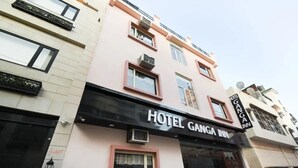 A building with a sign reading 'HOTEL GANGA INN.' - Hotel Ganga Inn (Haridwar)