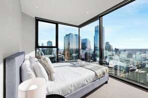 3 bedrooms, iron/ironing board, WiFi, bed sheets - Melbourne CBD Apartment 57th Floor Views, Heated Pool, Gym, Sleeps 7 (Melbourne)