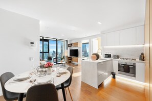 Private kitchen - Melbourne CBD Apartment 57th Floor Views, Heated Pool, Gym, Sleeps 7 (Melbourne)