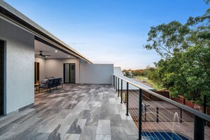 House, Smoking | 5 bedrooms - Zen Tropica Family Luxury Retreat Pool BBQ (Darwin)