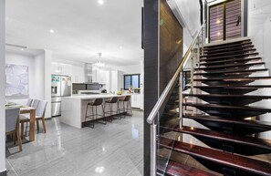 House | 5 bedrooms - Zen Tropica Family Luxury Retreat Pool BBQ (Darwin)