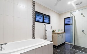House, Smoking | 5 bedrooms - Zen Tropica Family Luxury Retreat Pool BBQ (Darwin)