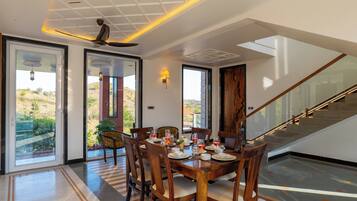 Villa de lujo, vista a la colina | Restaurantes