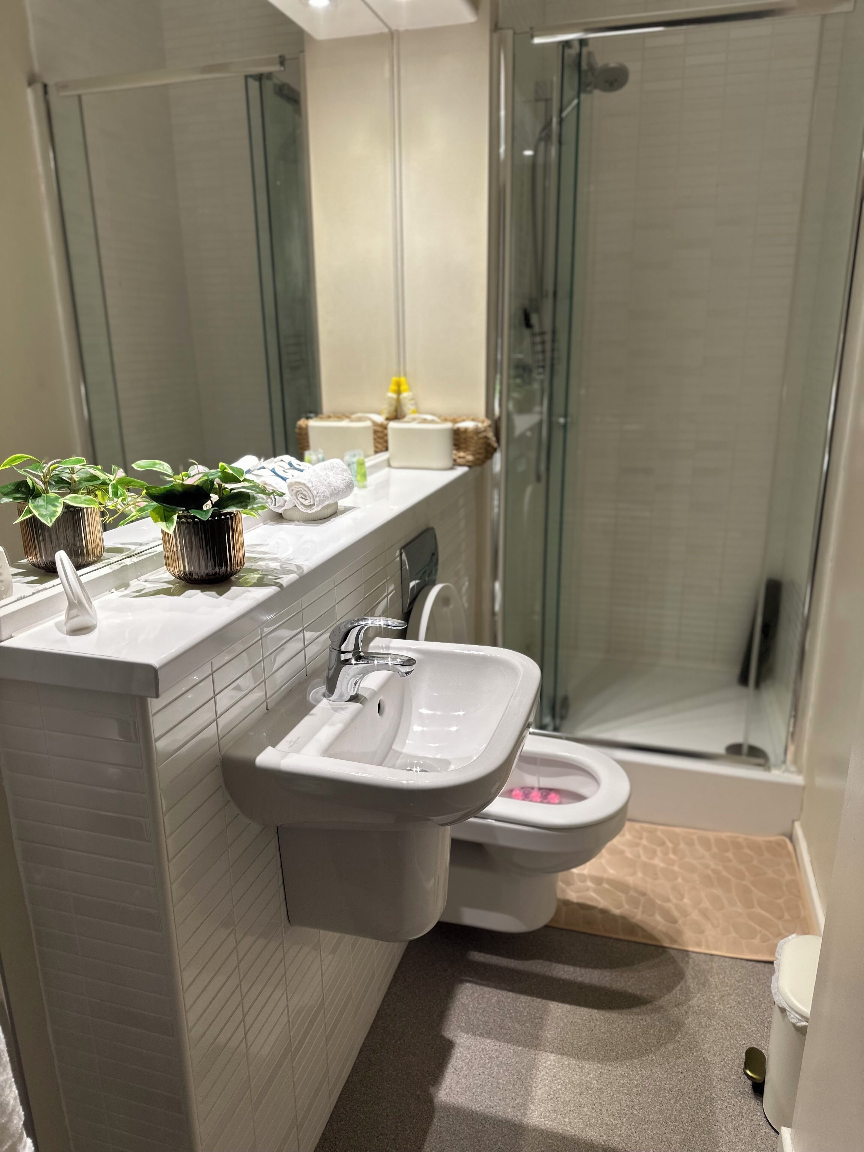 Dusche, Haartrockner, Handtücher, Toilettenpapier