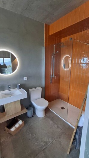 ห้องดีลักซ์สวีท, ระเบียง, วิวทะเล | ห้องน้ำ