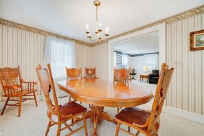 Interior - Dolly's House #4 by Seaside Vacations & Sales (Chincoteague Island)