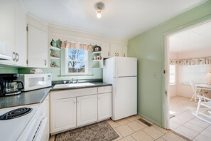 Fridge, microwave, oven, stovetop - Dolly's House #4 by Seaside Vacations & Sales (Chincoteague Island)