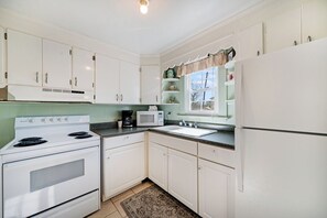 Fridge, microwave, oven, stovetop - Dolly's House #4 by Seaside Vacations & Sales (Chincoteague Island)