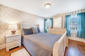 Free WiFi, bed sheets - Dolly's House #4 by Seaside Vacations & Sales (Chincoteague Island)