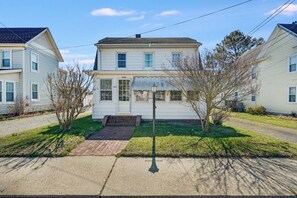 Exterior - Dolly's House #4 by Seaside Vacations & Sales (Chincoteague Island)