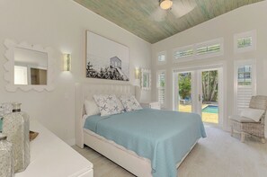 3 bedrooms, iron/ironing board, WiFi, bed sheets - 3-bedroom 3-bath pool house on Siesta Key just steps from the main beach (Siesta Key)
