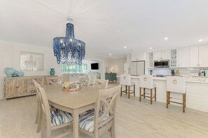 Dining - 3-bedroom 3-bath pool house on Siesta Key just steps from the main beach (Siesta Key)