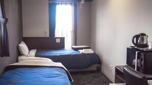 A hotel room with two beds, a desk with a kettle, and a window with curtains. - Hotel Livemax Budget Nagoya Taiko Doriguchi (Nagoya)