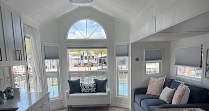 Coral Dolphin Cottage- Waterfront tiny home getaway in Key Largo