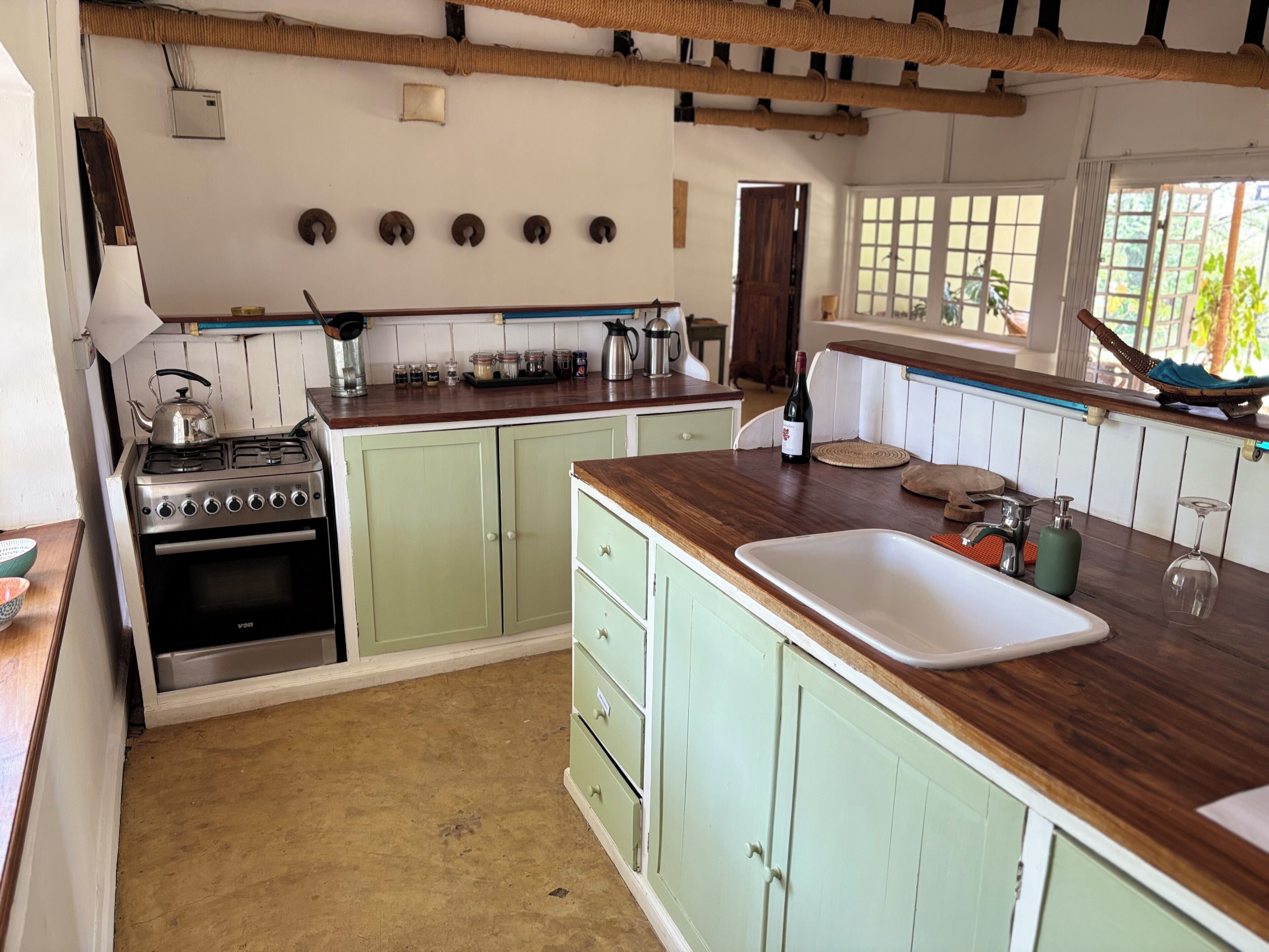 Fridge, oven, stovetop, electric kettle