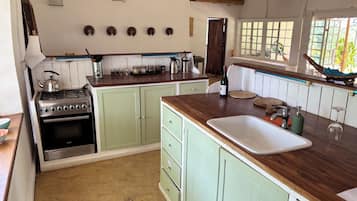Fridge, oven, stovetop, electric kettle