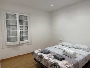 4 habitaciones, escritorio y tabla de planchar con plancha 