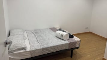 4 chambres, bureau, fer et planche à repasser, lit parapluie