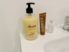 Douche, sèche-cheveux, serviettes fournies, savon