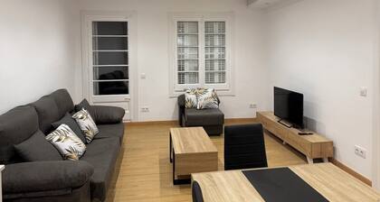 4-bedroom apartment with AC in vibrant Barcelona