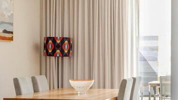 Room, 1 Bedroom | Dining room