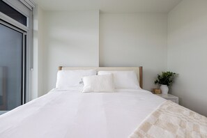2 bedrooms, free WiFi, bed sheets - Luxury 32nd-floor condo in Kelowna with stunning views of Okanagan Lake and City Park. Enjoy a modern 2-bedroom layout, wrap-around balcony, and access to resort-style amenities including pool, hot tub, gym, and more. (Kelowna)