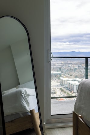 2 bedrooms, free WiFi, bed sheets - Luxury 32nd-floor condo in Kelowna with stunning views of Okanagan Lake and City Park. (Kelowna)