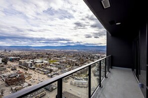 Property grounds - Luxury 32nd-floor condo in Kelowna with stunning views of Okanagan Lake and City Park. Enjoy a modern 2-bedroom layout, wrap-around balcony, and access to resort-style amenities including pool, hot tub, gym, and more. (Kelowna)