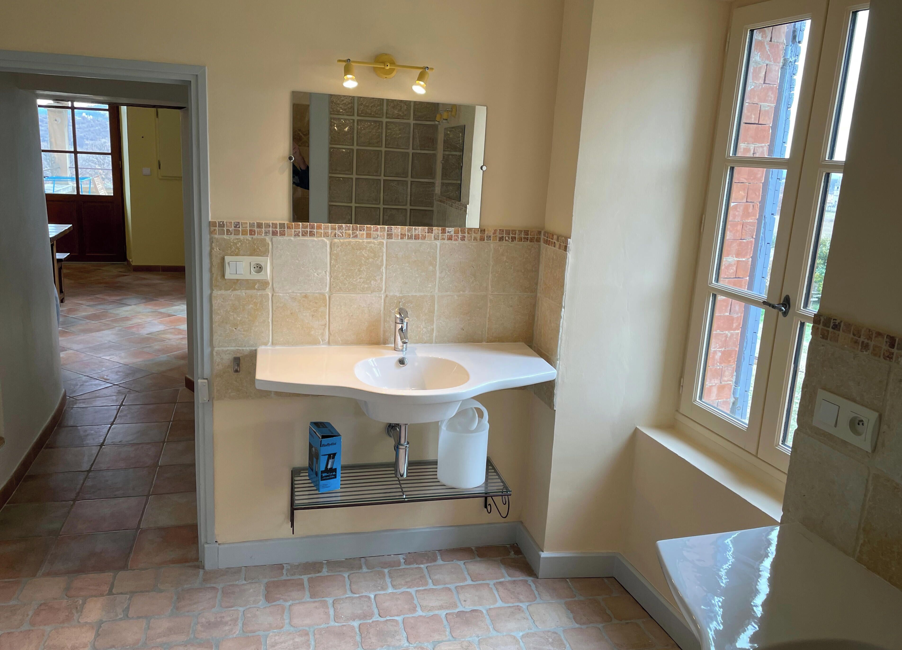 Douche, sèche-cheveux, serviettes fournies, papier toilette