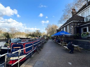Outdoor dining - The Arts Barge (Greater London)