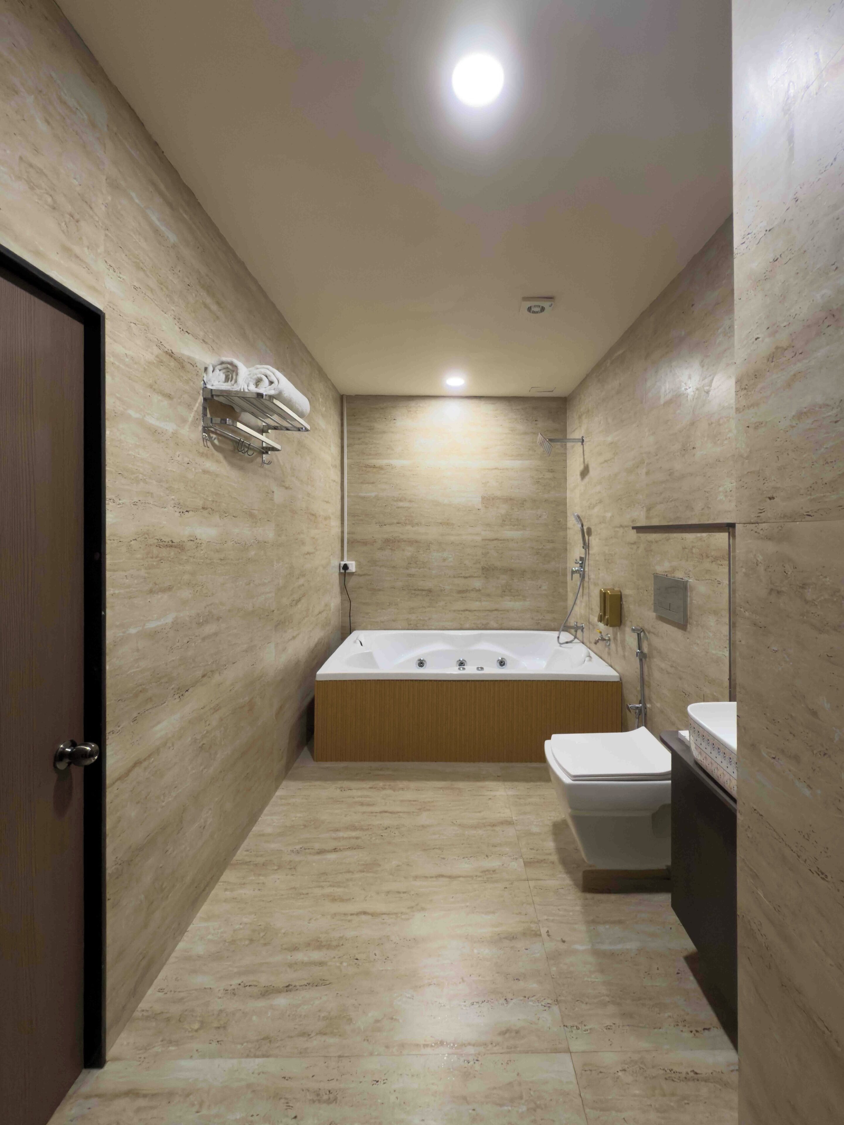 Chambre Supérieure | Salle de bain | Douche, articles de toilette gratuits, chaussons, serviettes fournies