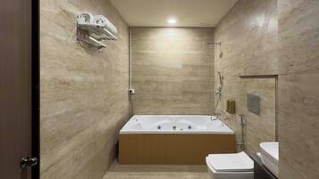 Chambre Supérieure | Salle de bain | Douche, articles de toilette gratuits, chaussons, serviettes fournies