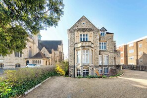 Exterior - The Old Vicarage (Greater London)