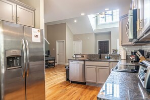 Microwave, stovetop, dishwasher - Mulligan Fair-Way, a 3 bedroom golfers retreat -Southern Pines. (Southern Pines)