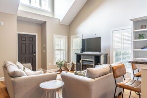 TV, fireplace - Mulligan Fair-Way, a 3 bedroom golfers retreat -Southern Pines. (Southern Pines)