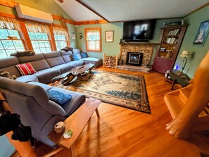 Smart TV, fireplace, stereo - Riverfront Retreat at Hudson Lodge! (North Creek)