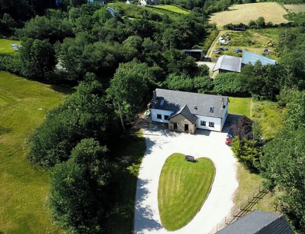 An aerial view of a house with a driveway leading to a heart-shaped lawn. - Private Ensuite Room Near Town With Quiet Garden (Letterkenny)